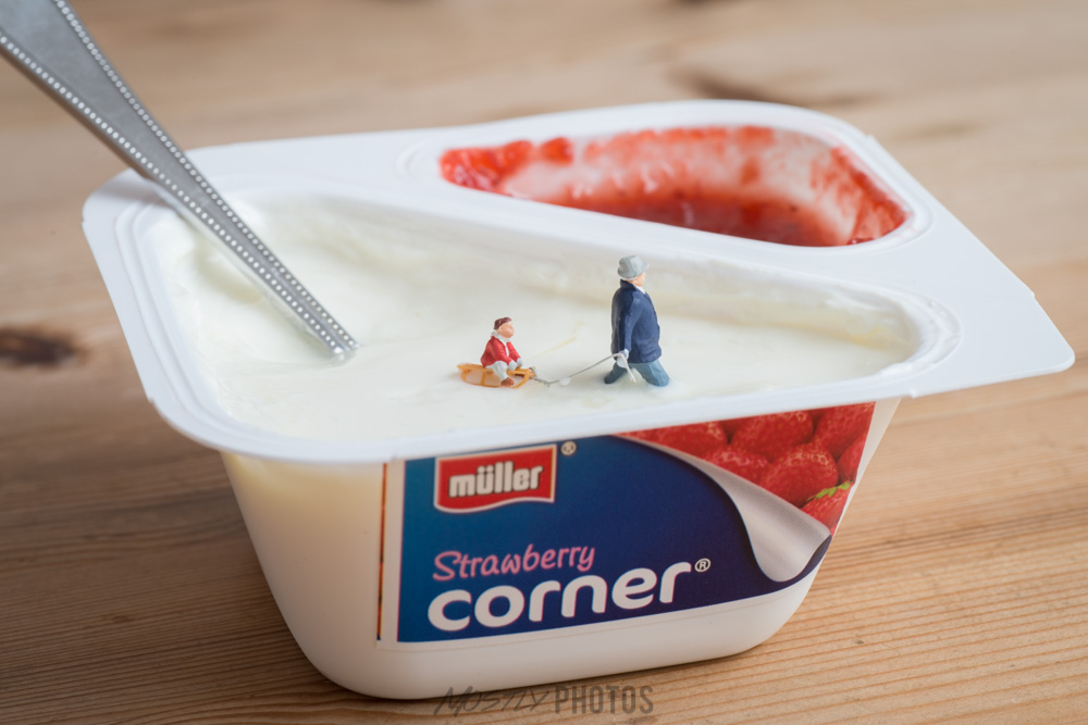 Deep 'Snow' - Preiser 1/87th Scale figures and a Muller Strawberry Corner