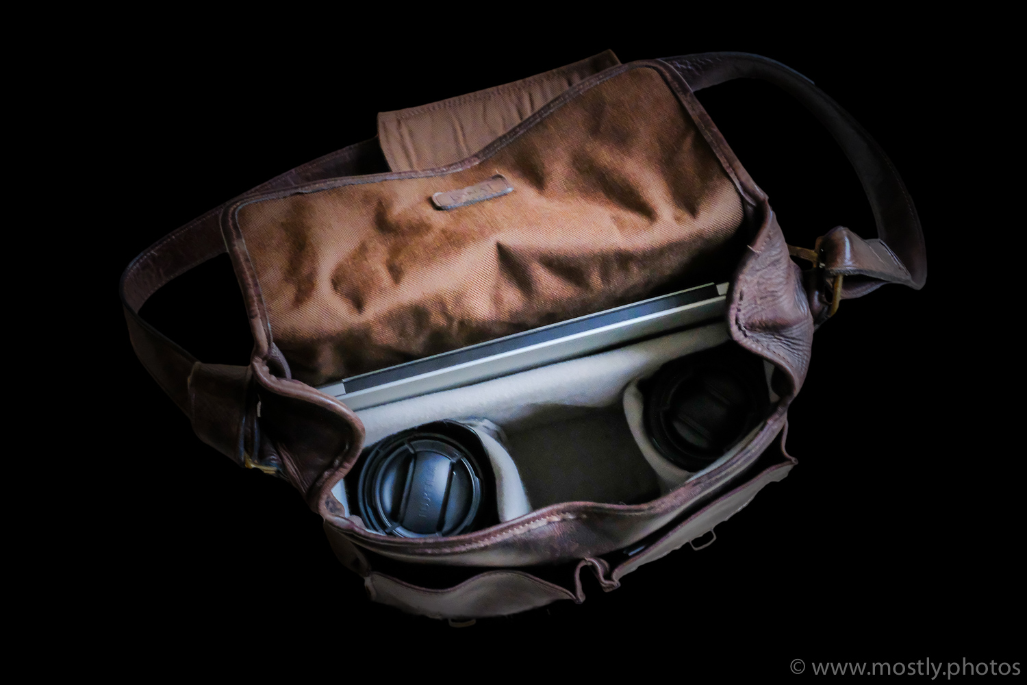 ONA Prince Street Leather Messenger Bag - MacBook Pro 13", Fuji 10-24mm and Fuji 18-135mm with central area for X-T2
