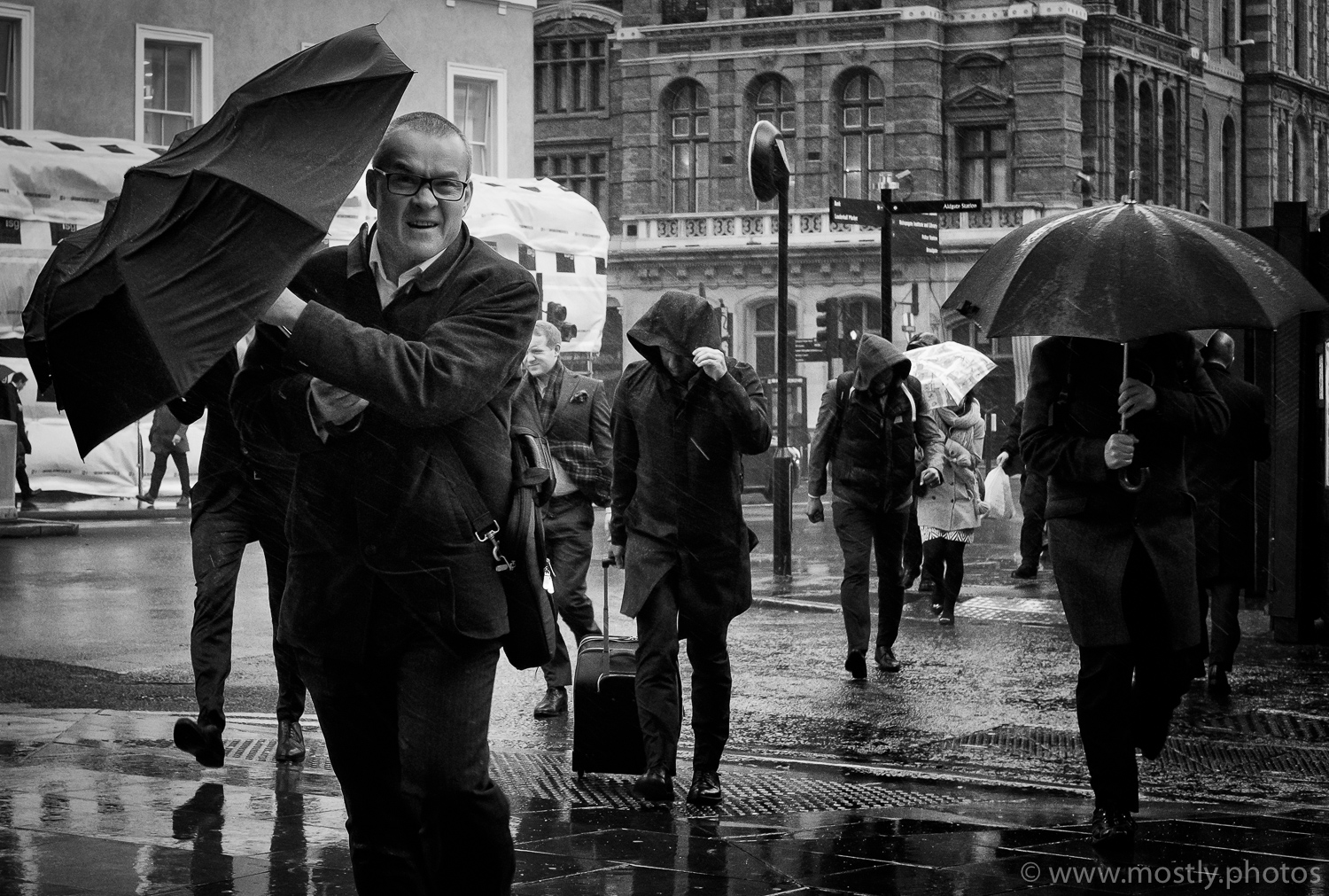 Fuji X-T2 and 35mm f2 - Wet and Windy London Commuters