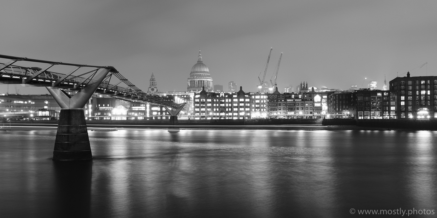 Fuji X-T2 and 18-135mm St Pauls Cathedral at night