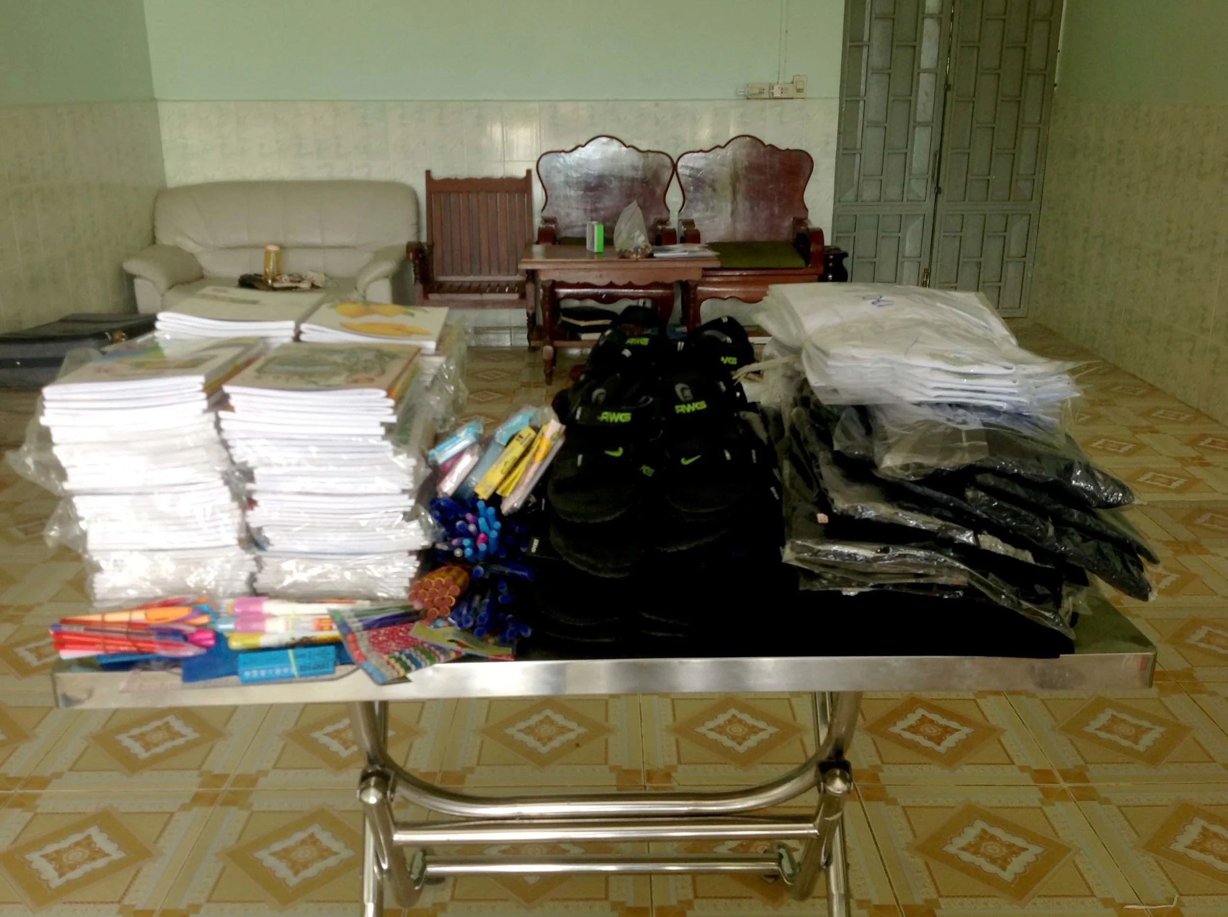 It's time to prepare for the beginning of the new school year with new school uniforms, shoes, and supplies.