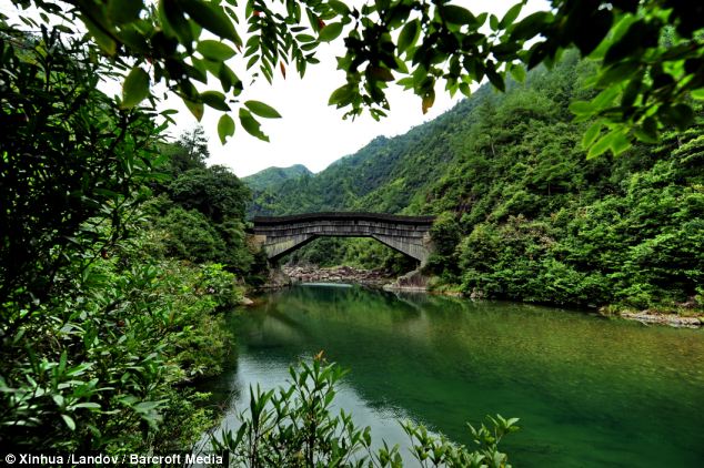 The Yangmeizhou Bridge is 47.6 meters long and 4.9 meters wide