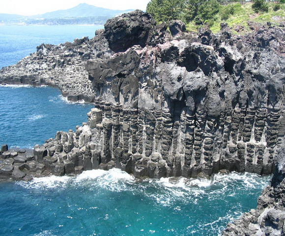 Jungmun Daepo Coast Jusangjeolli Cliff.jpg