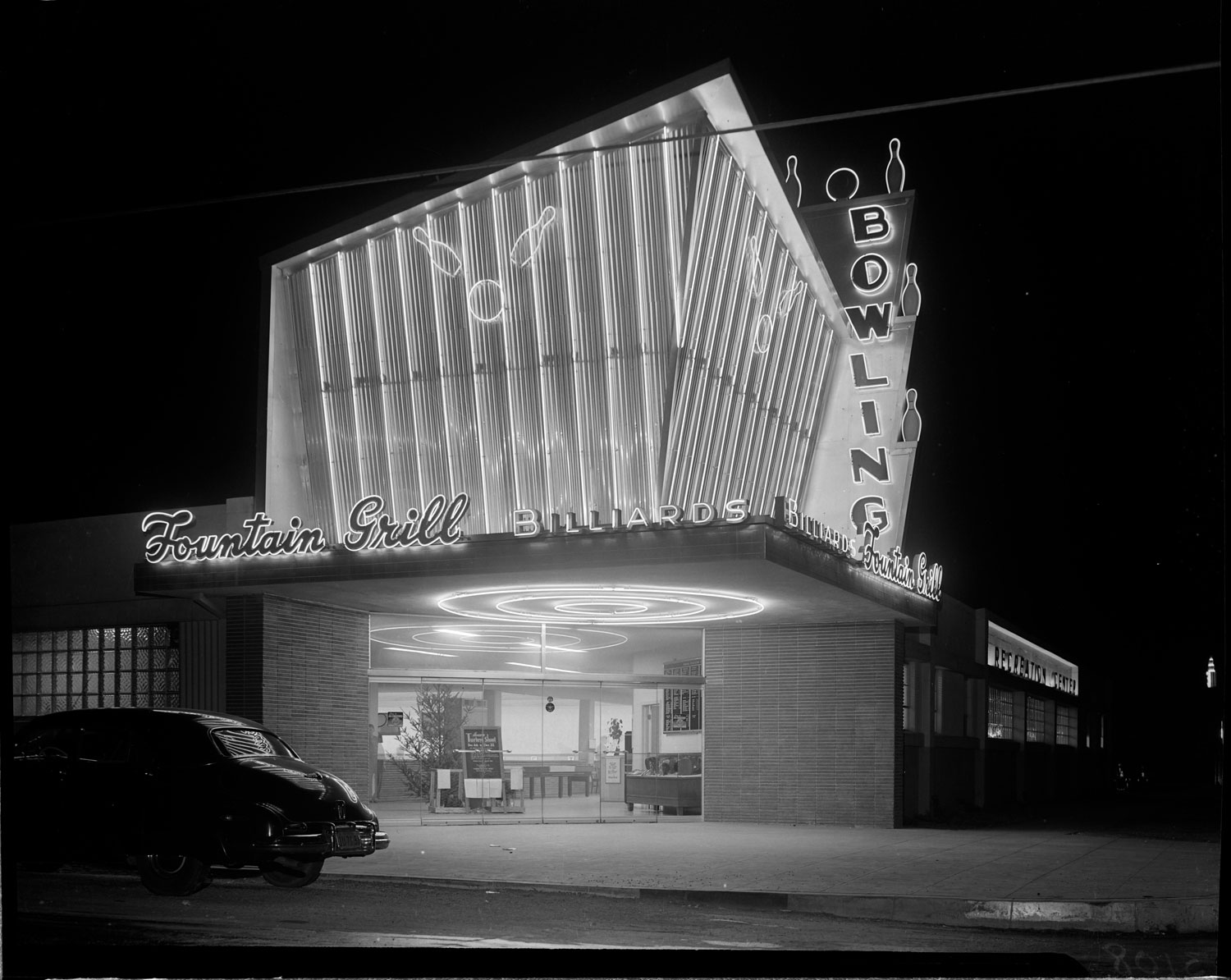 los-angeles-neon-at-night-black-and-white-07.jpg