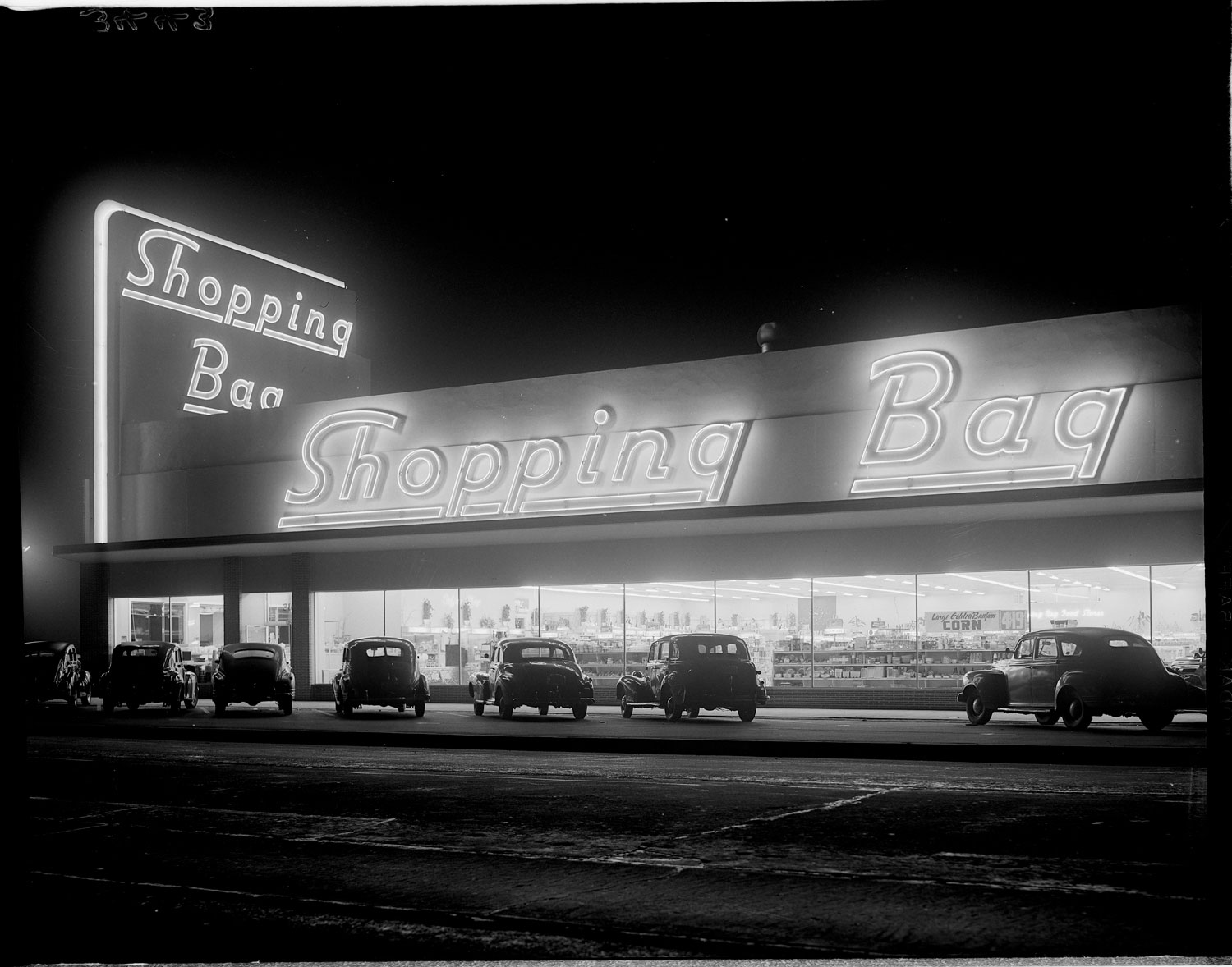 los-angeles-neon-at-night-black-and-white-06.jpg