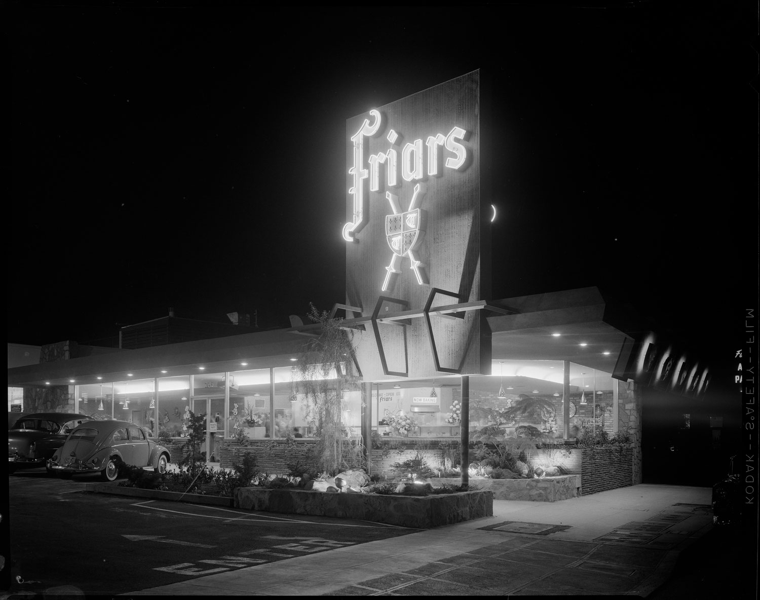 los-angeles-neon-at-night-black-and-white-03.jpg