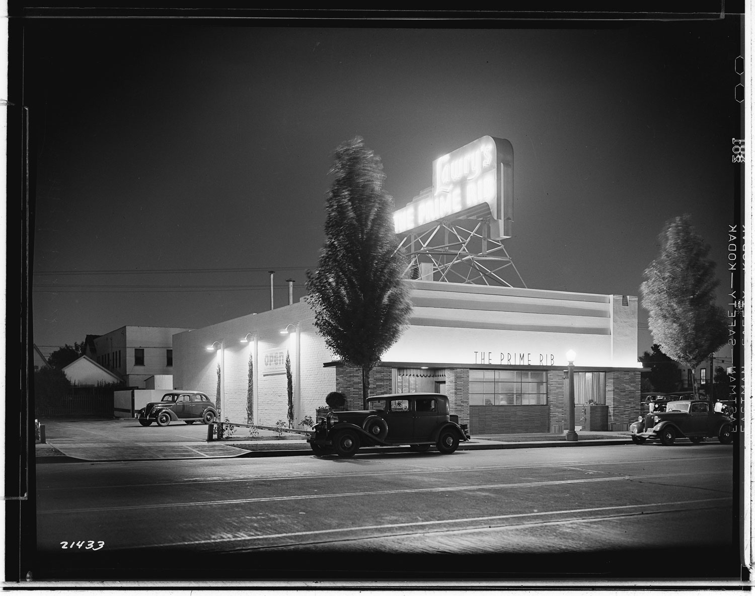 los-angeles-neon-at-night-black-and-white-04.jpg