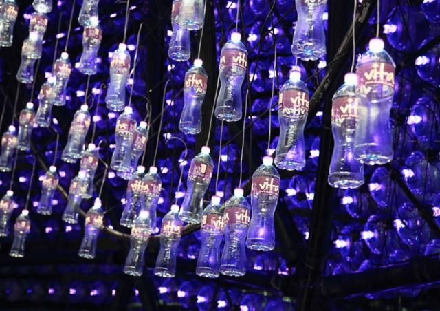 Lantern-Pavilion-made-from-Recycled-Water-Bottles10-640x452.jpg