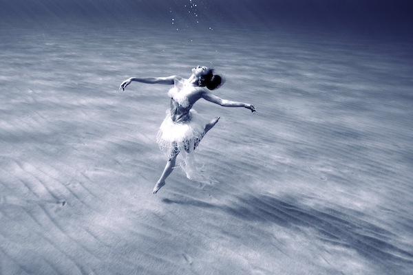 Graceful Underwater Movements Caught in Photos by Kurt Arrigo