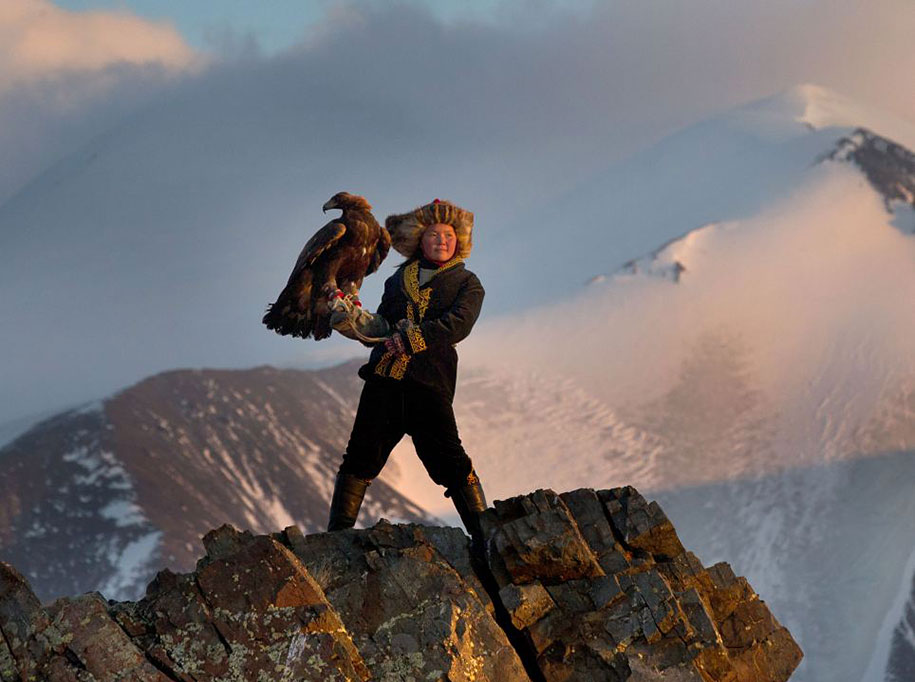kazakh-female-eagle-hunter-asher-svidensky-4.jpg