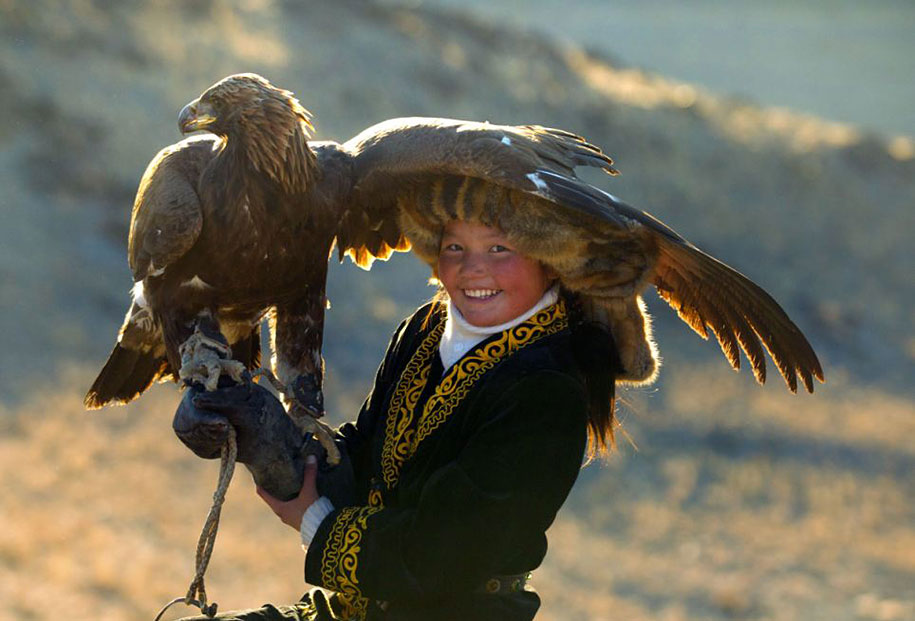 kazakh-female-eagle-hunter-asher-svidensky-3.jpg