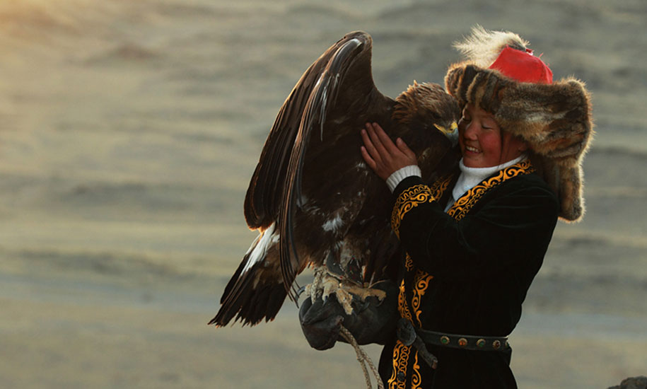 kazakh-female-eagle-hunter-asher-svidensky-5.jpg