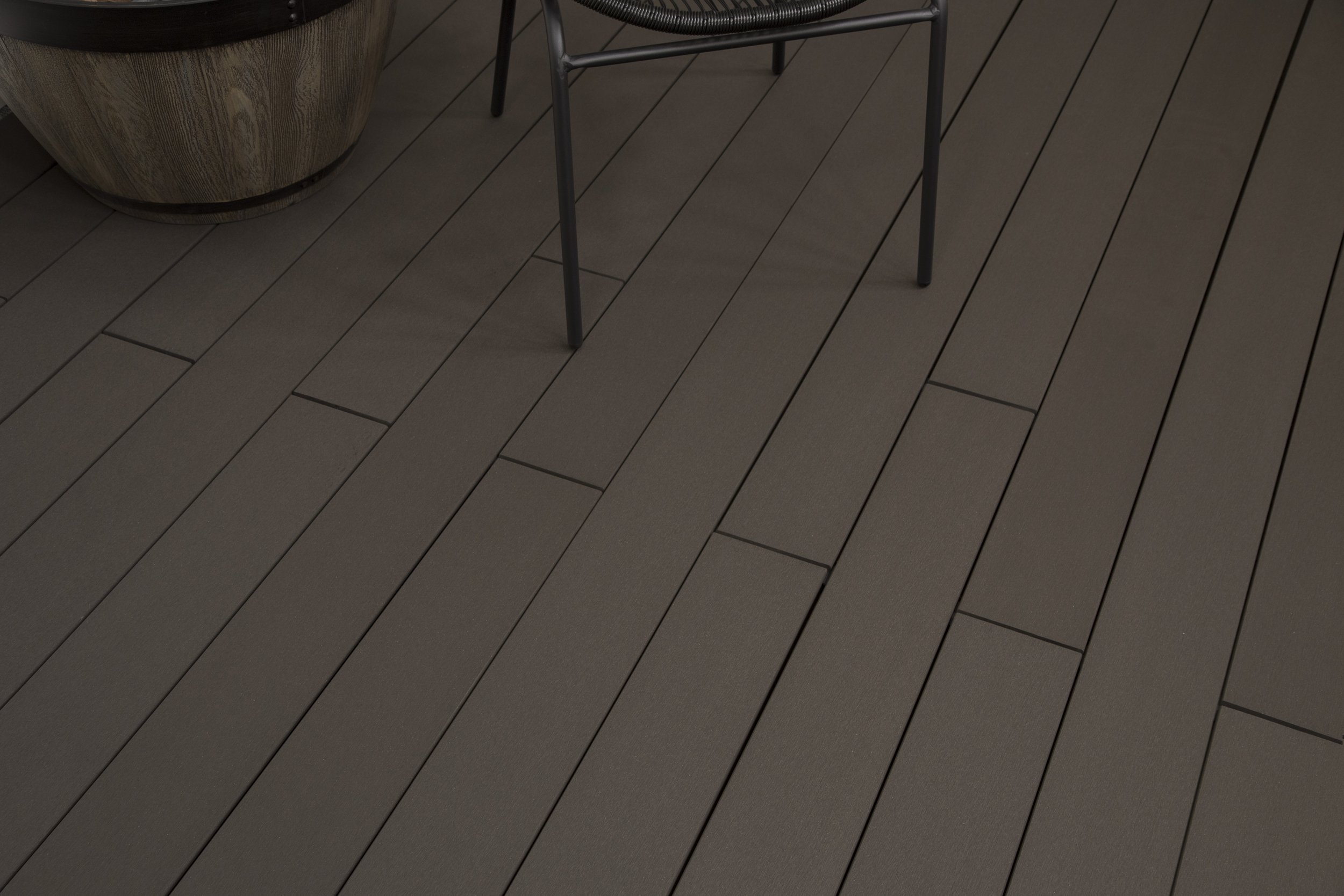 charcoal_4g_16ft_composite_decking-01_44301451895_o.jpg