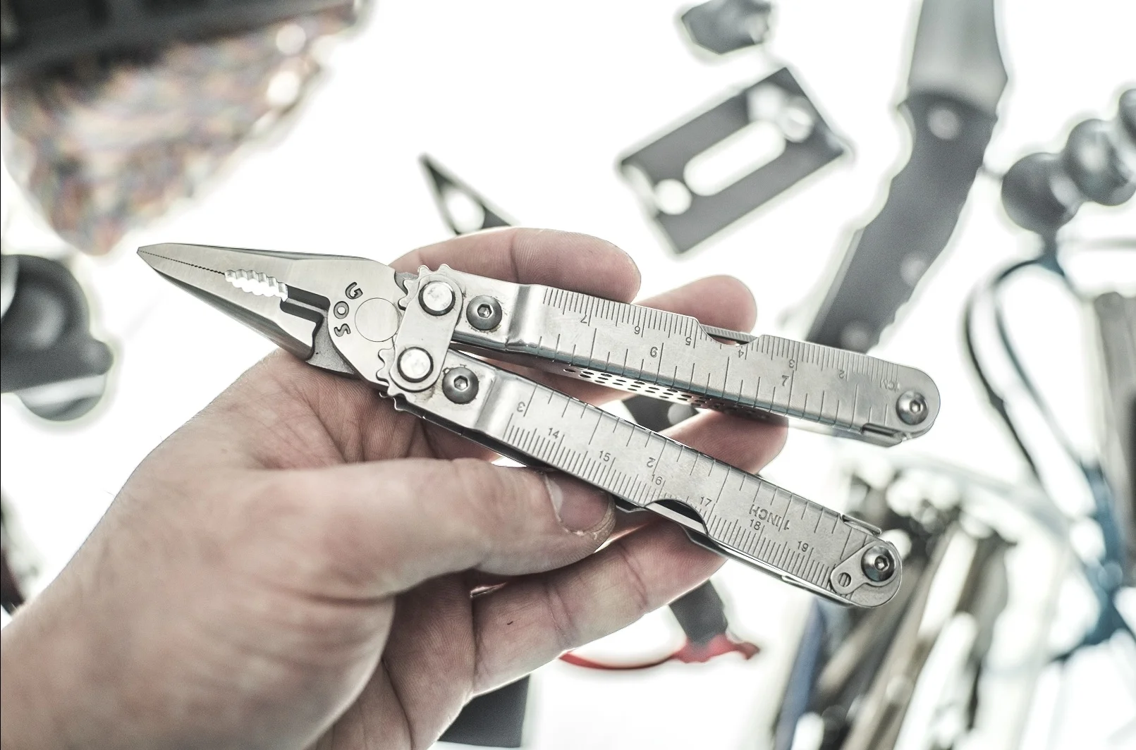 The S44 feels great in the hand. Smooth without any pointy bits. Folded/rounded edges at the tool opening would have been really nice but I don't feel it causes a big problem, I can still grip them well without hurting my hands.