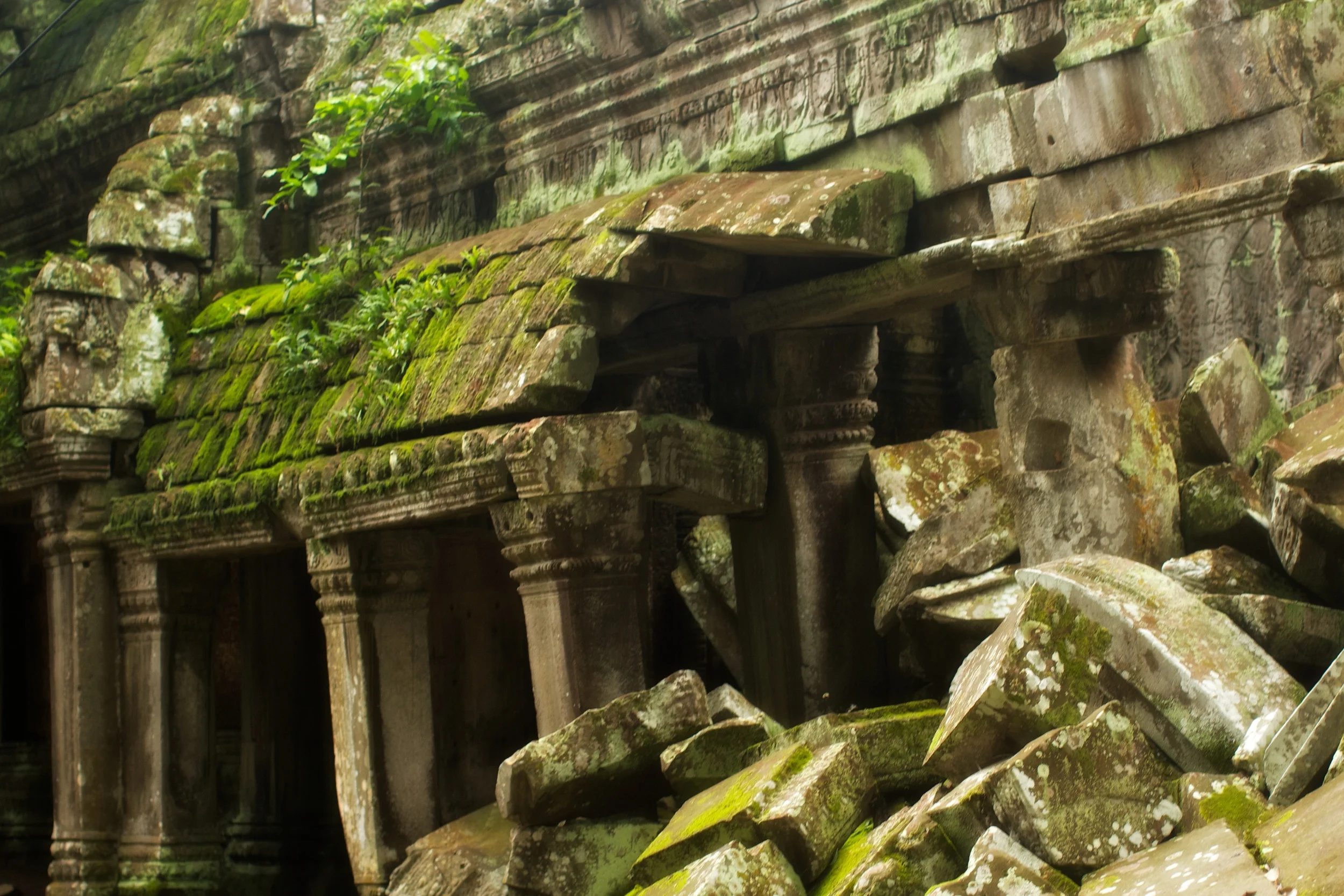 Preah Khan crumbling.jpg