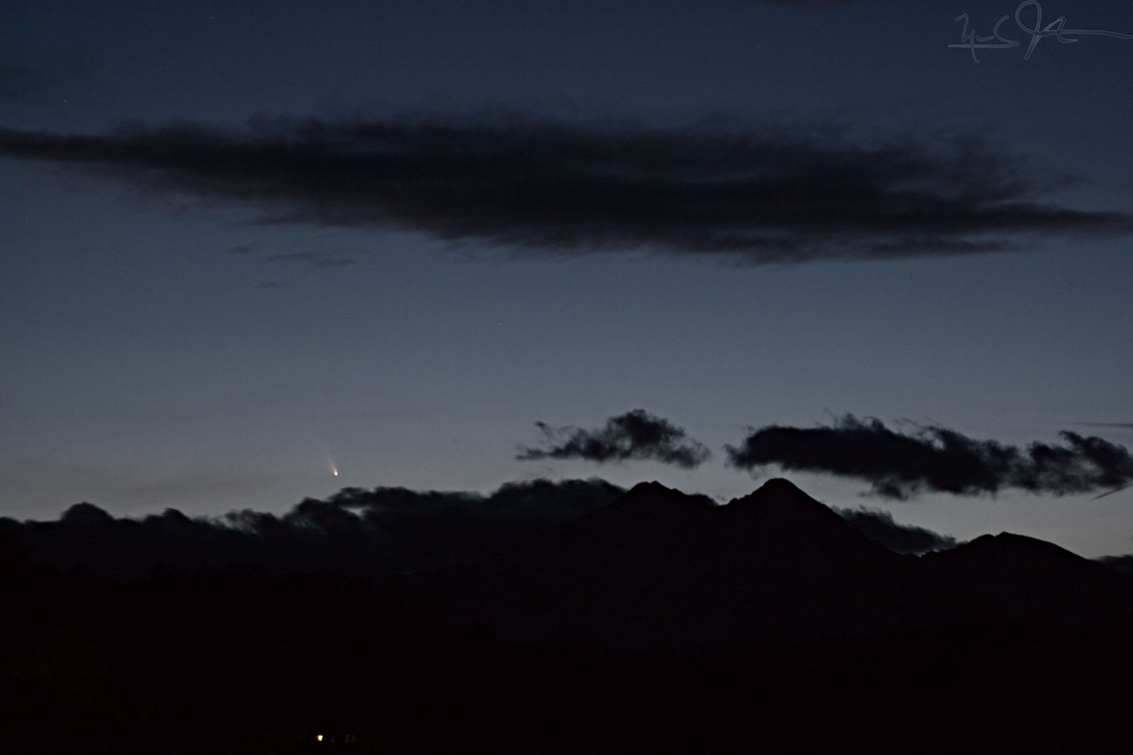 Comet C/2011 L4 Pan-STARRS on the western horizon at 8:00 PM MDT, from the vicinity of Lyons, Colorado.