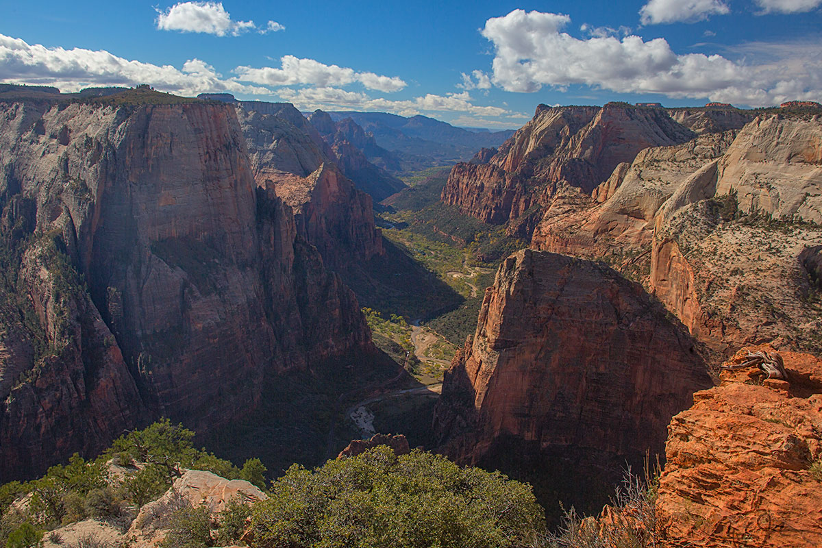 A view to the south down Zion Canyon from Observation Point. From this elevation of 6,500 ft MSL, the floor of the canyon lies about 2200 feet below.