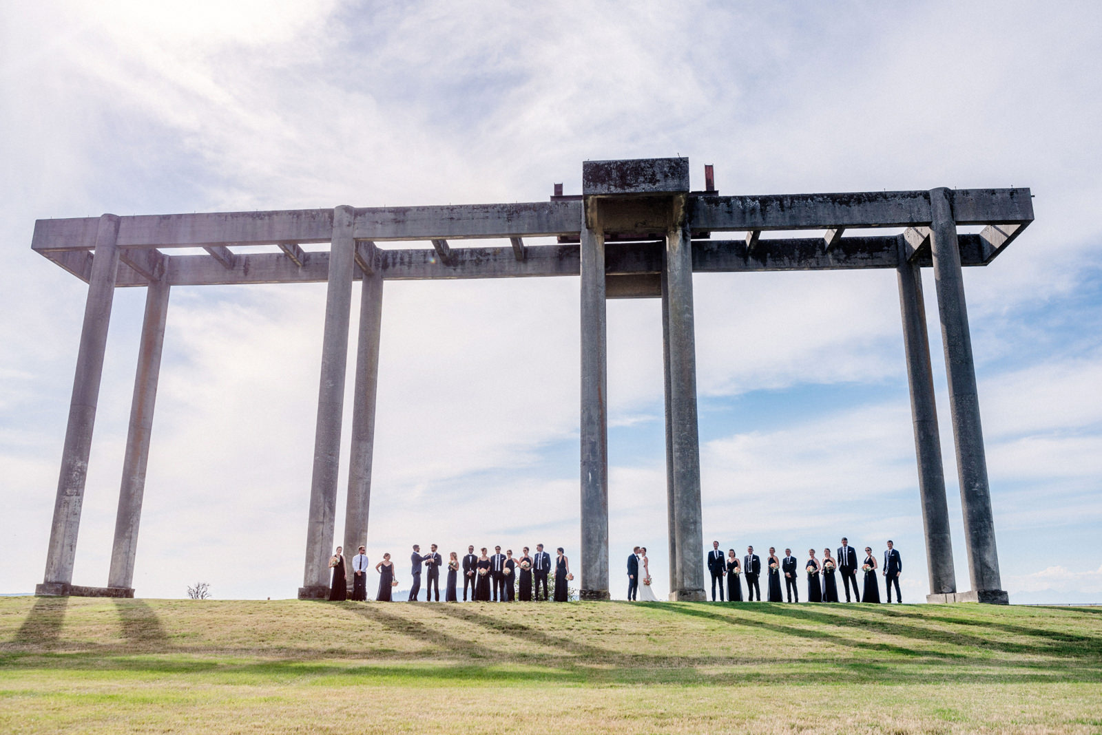 036-large-bridal-party-photo-at-chambers-bay-golf-course.jpg