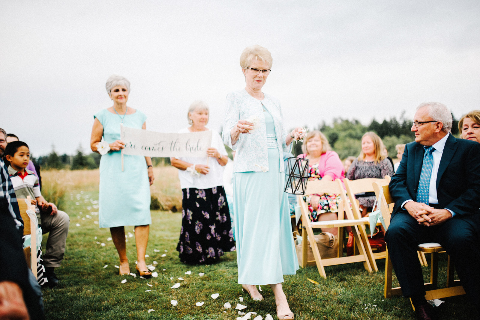 069-here-comes-the-bride-sign-held-by-grandmothers.jpg