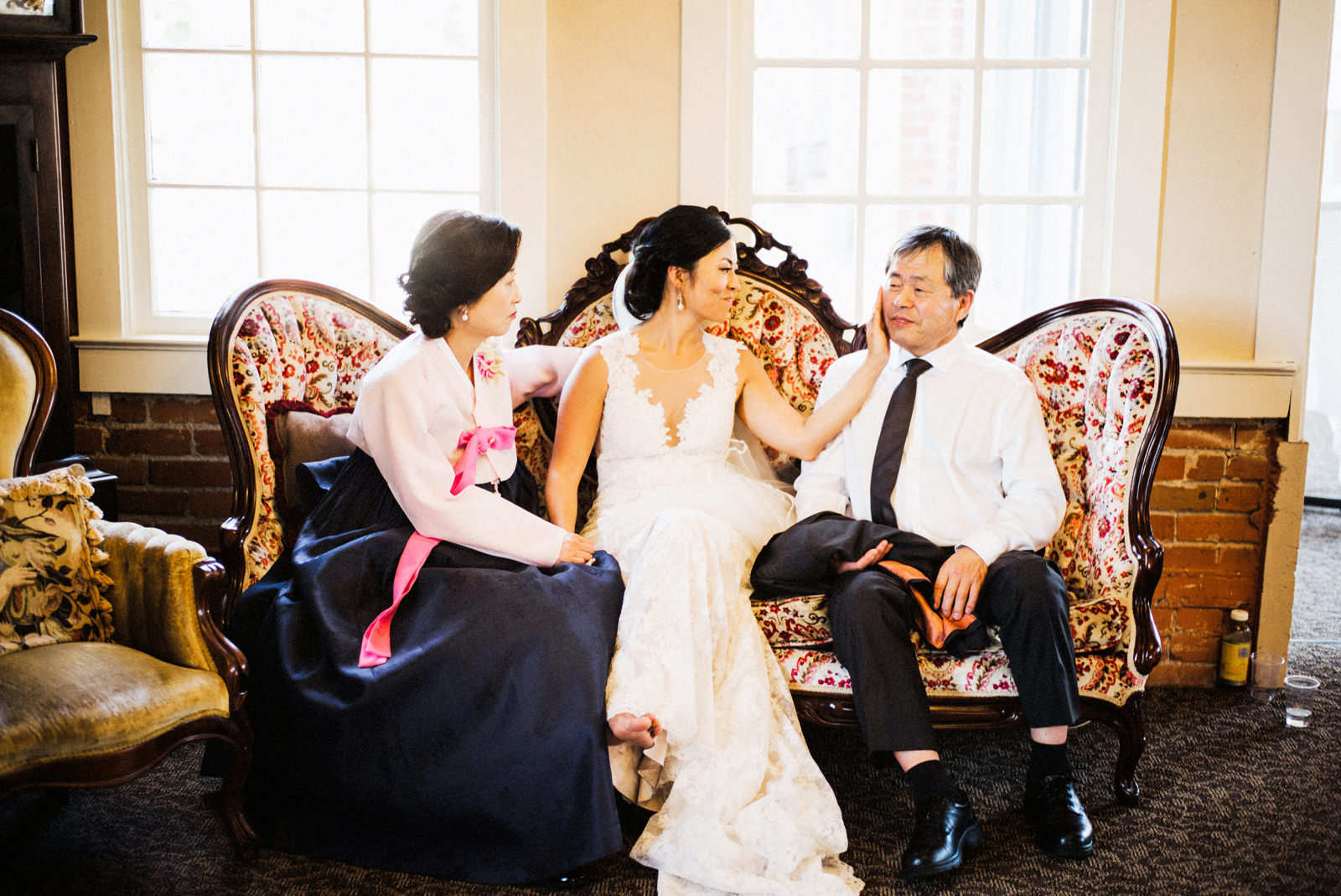 071-touching-moment-between-bride-and-parents-at-korean-wedding-by-ryan-flynn.jpg