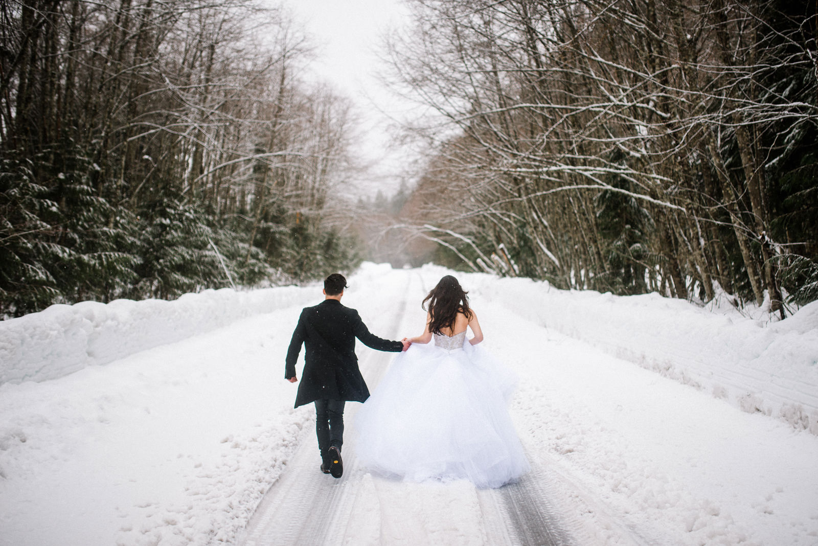 104-bride-and-groom-running-in-the-snow.jpg