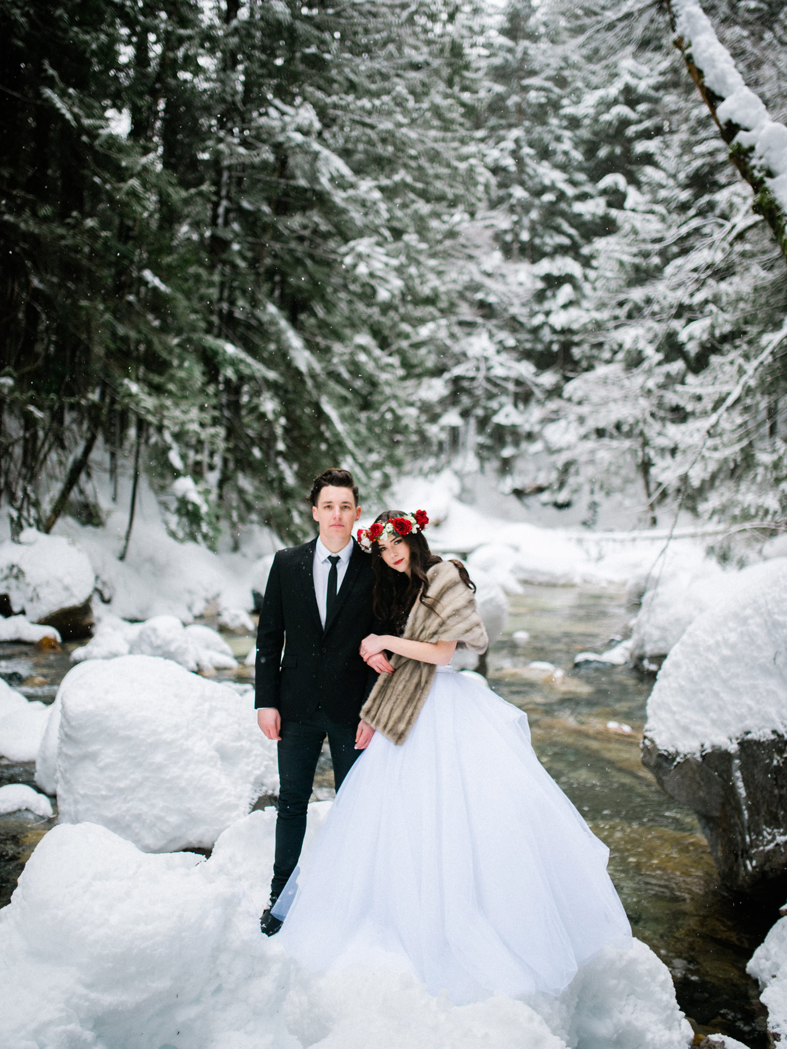 167-snowy-pnw-wedding-photo-near-franklin-falls-by-seattle-photographer-ryan-flynn.jpg