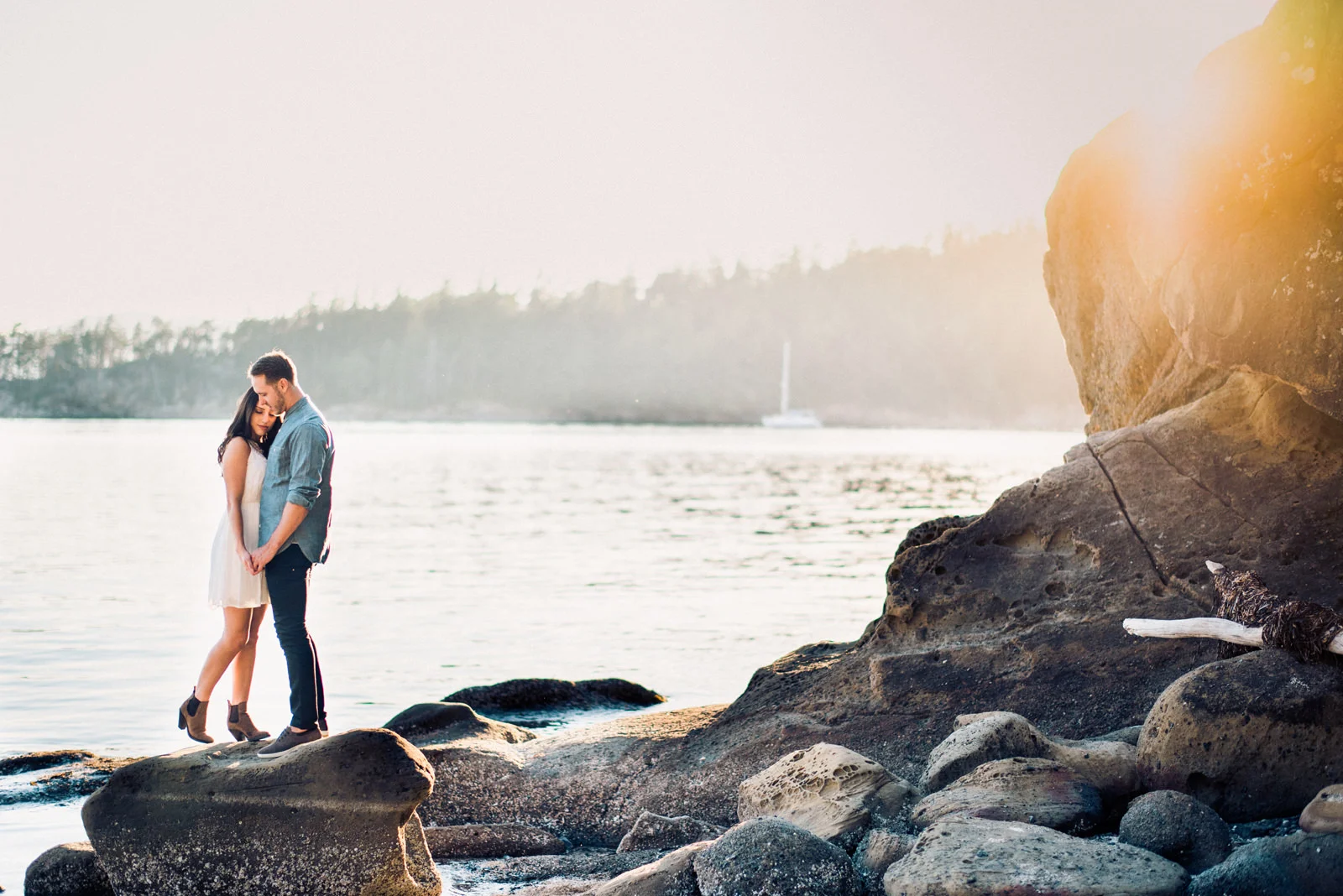 238-golden-sunset-engagement-photo-in-bellingham-washington.jpg