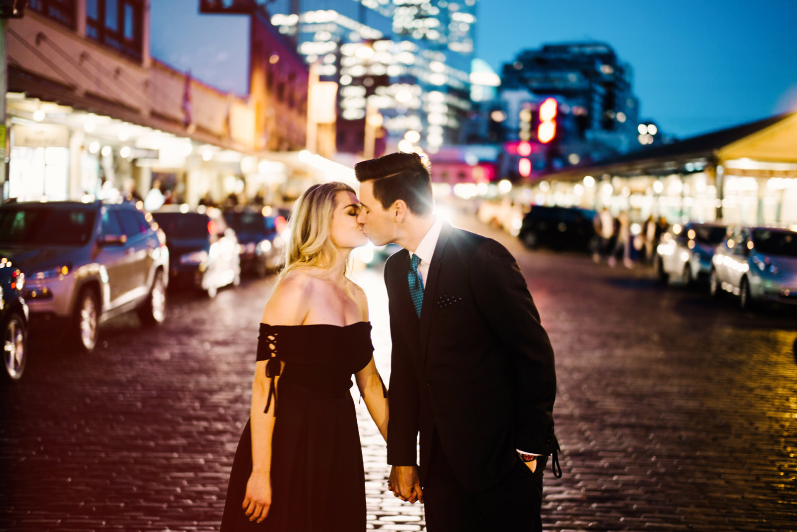 242-stylish-couple-at-pike-place-market-in-the-evening-for-engagement-session.jpg