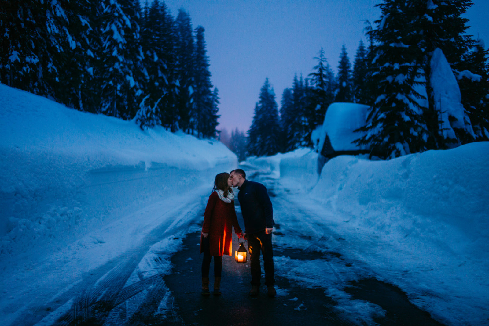257-moody-evening-photo-with-couple-holding-lantern-in-the-snow-by-ryan-flynn-photography.jpg