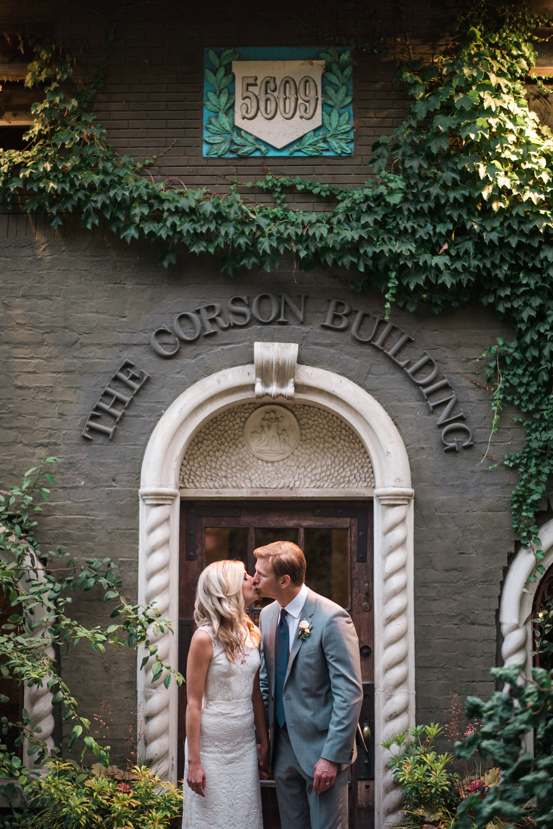 225-outdoor-wedding-at-the-corson-building-in-seattle.jpg