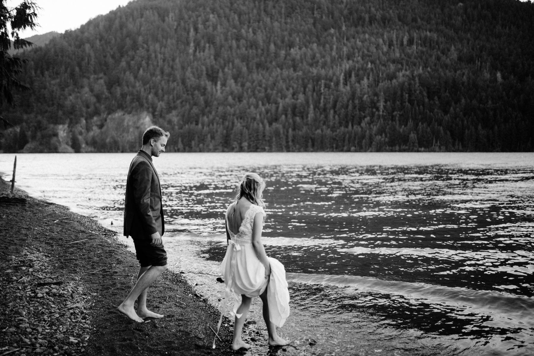 182-bride-and-groom-in-a-canoe-across-lake-crescent-by-nature-bridge.jpg