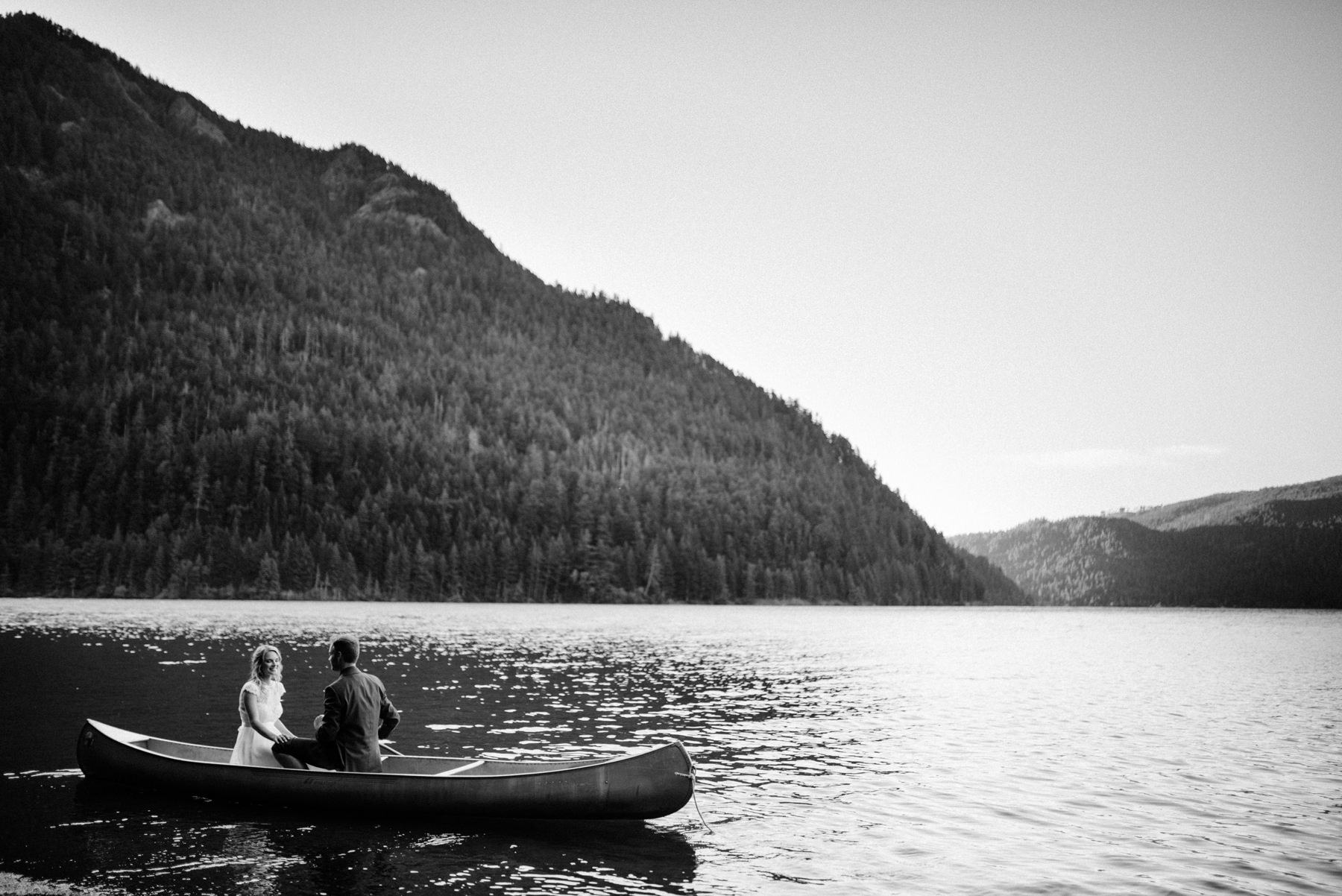 187-bride-and-groom-in-a-canoe-across-lake-crescent-by-nature-bridge.jpg
