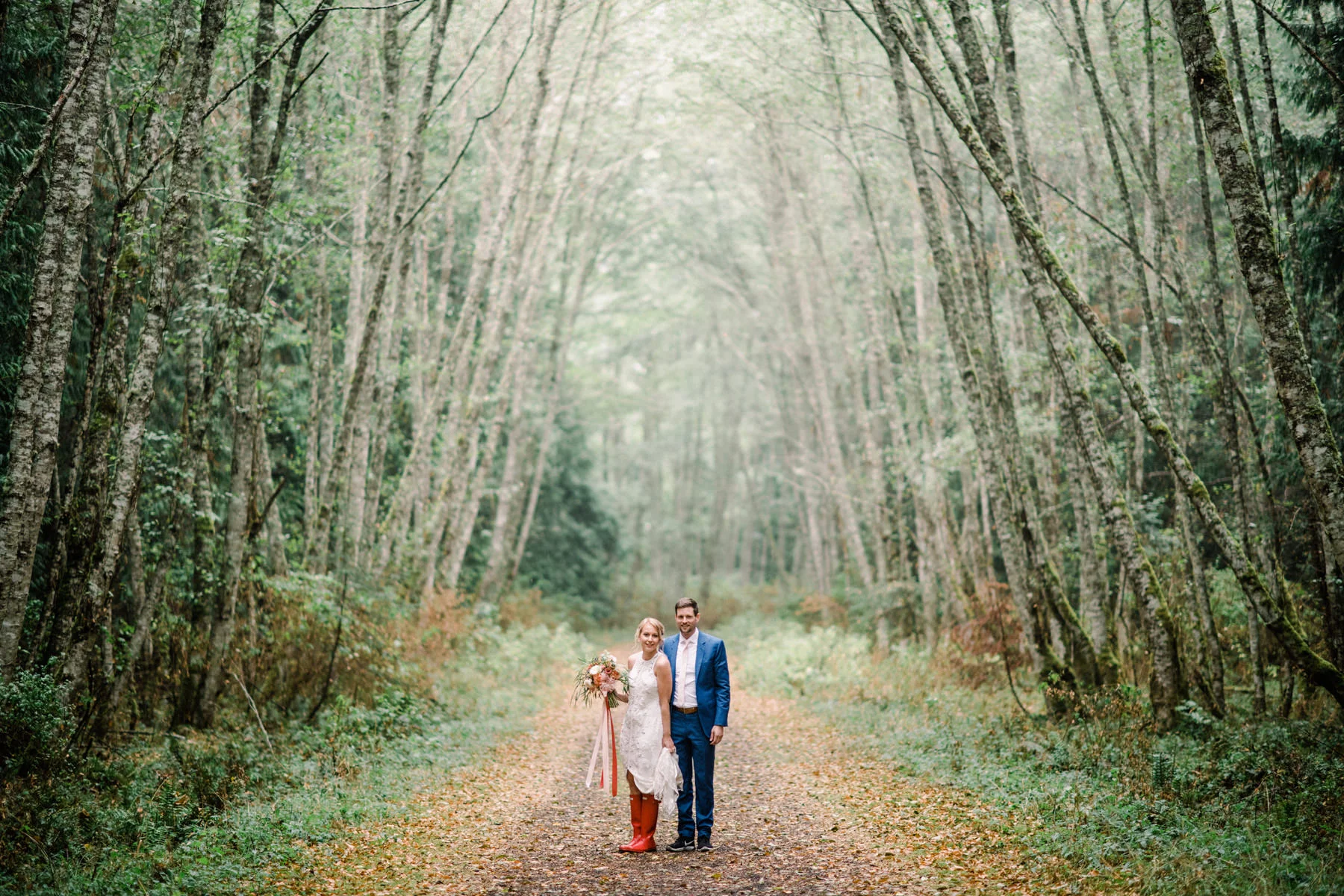 A RAINY, VIBRANT LOPEZ ISLAND WEDDING