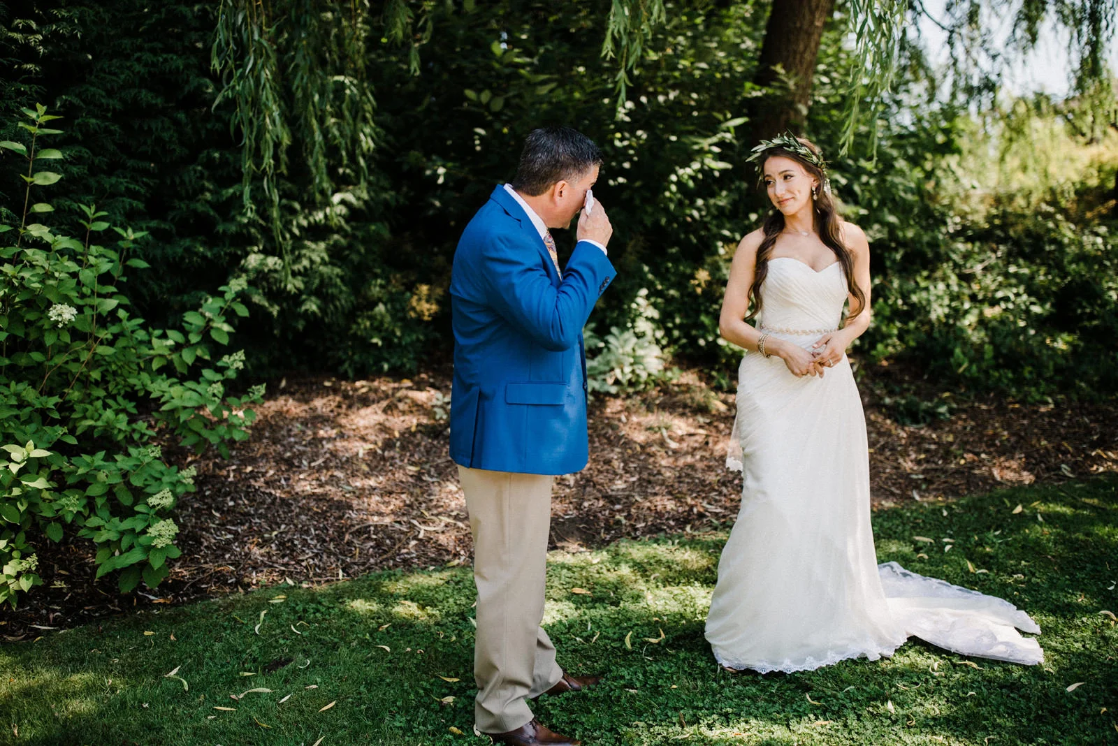 022-emotional-and-sweet-first-look-between-a-bride-and-her-father.jpg