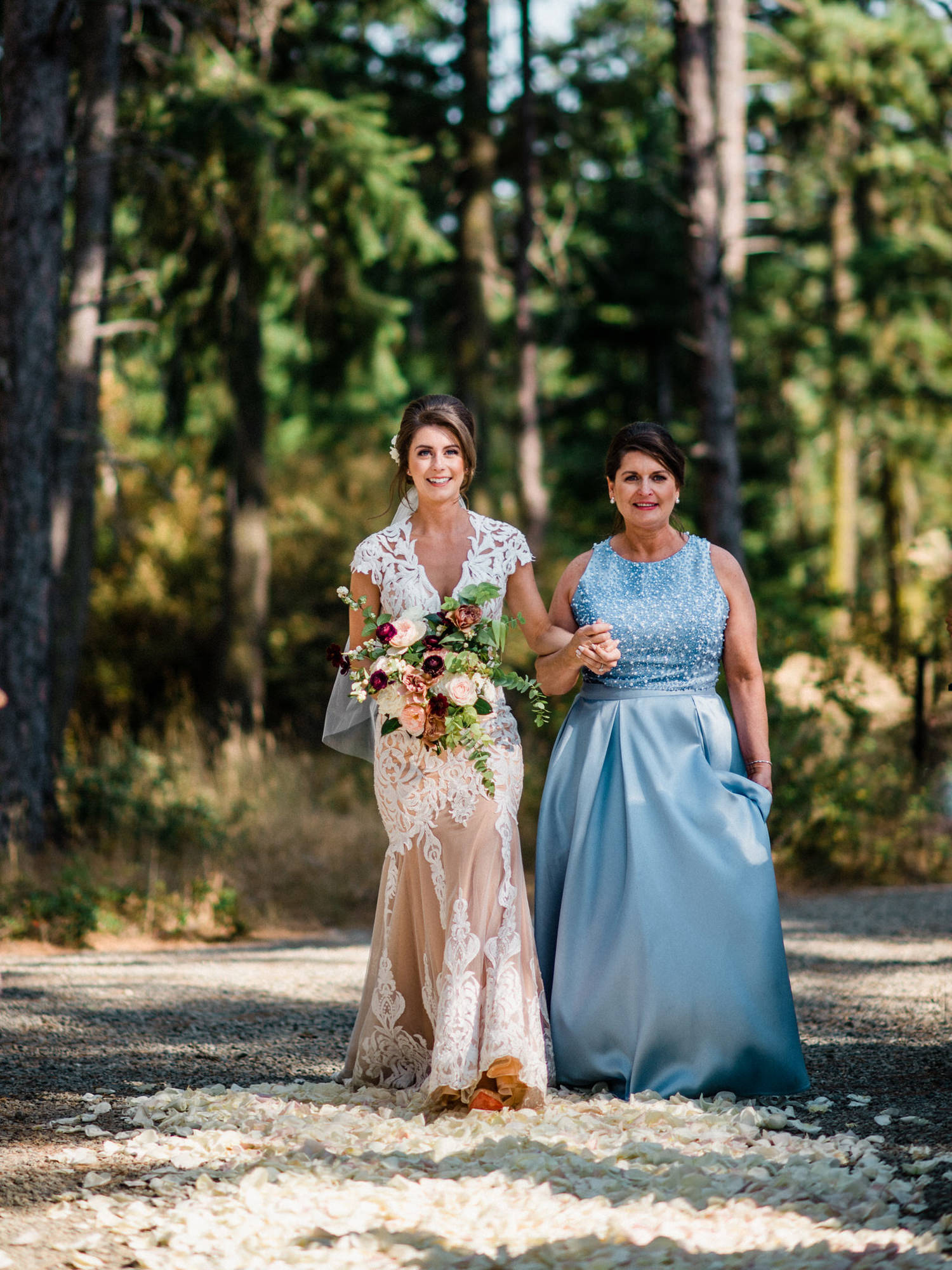 272-bright-coral-wedding-with-sinclair-and-moore-at-suncadia-resort.jpg