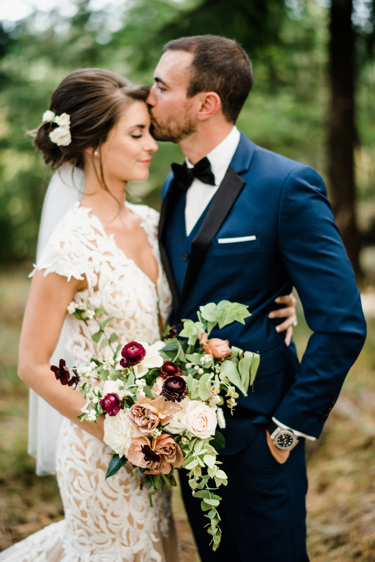 287-bright-coral-wedding-with-sinclair-and-moore-at-suncadia-resort.jpg