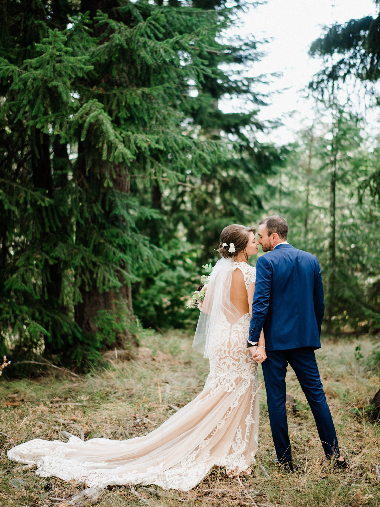 286-bright-coral-wedding-with-sinclair-and-moore-at-suncadia-resort.jpg
