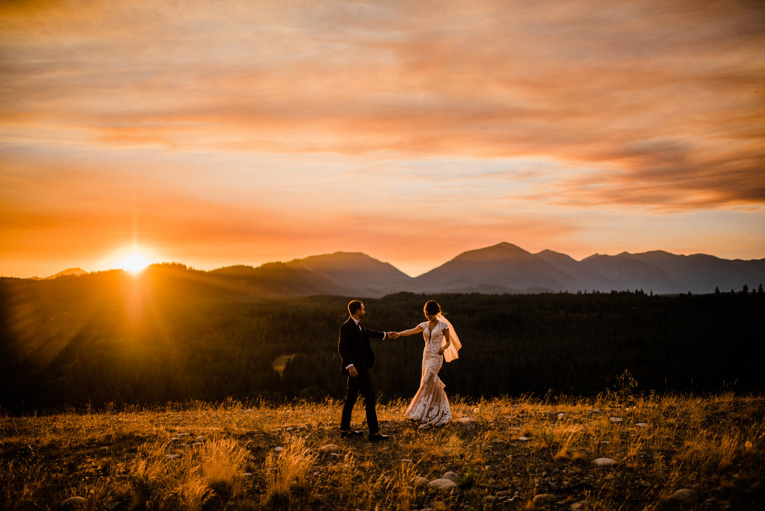 298-bright-coral-wedding-with-sinclair-and-moore-at-suncadia-resort.jpg