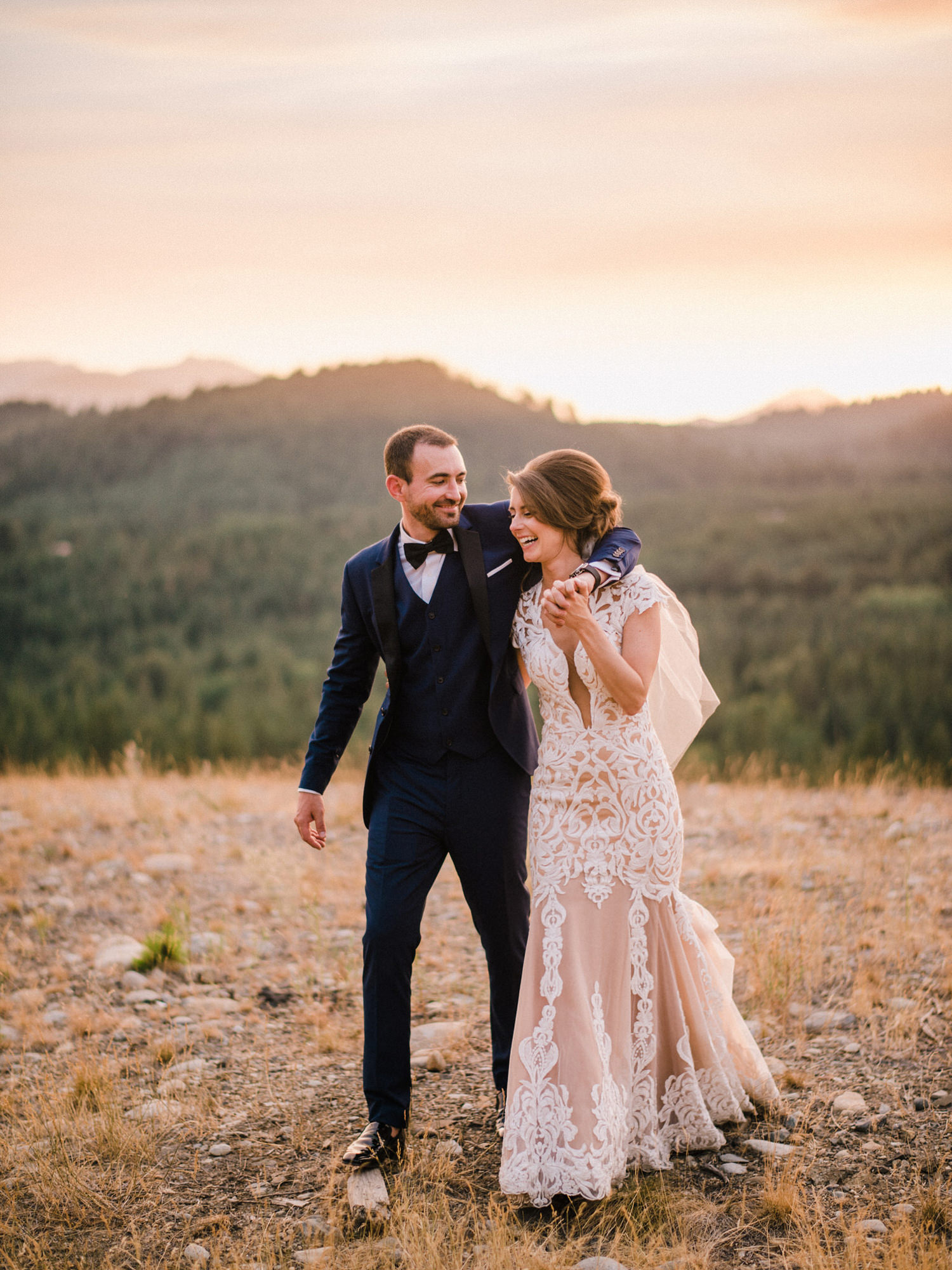 299-bright-coral-wedding-with-sinclair-and-moore-at-suncadia-resort.jpg