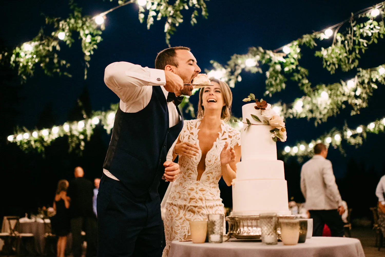 314-bright-coral-wedding-with-sinclair-and-moore-at-suncadia-resort.jpg