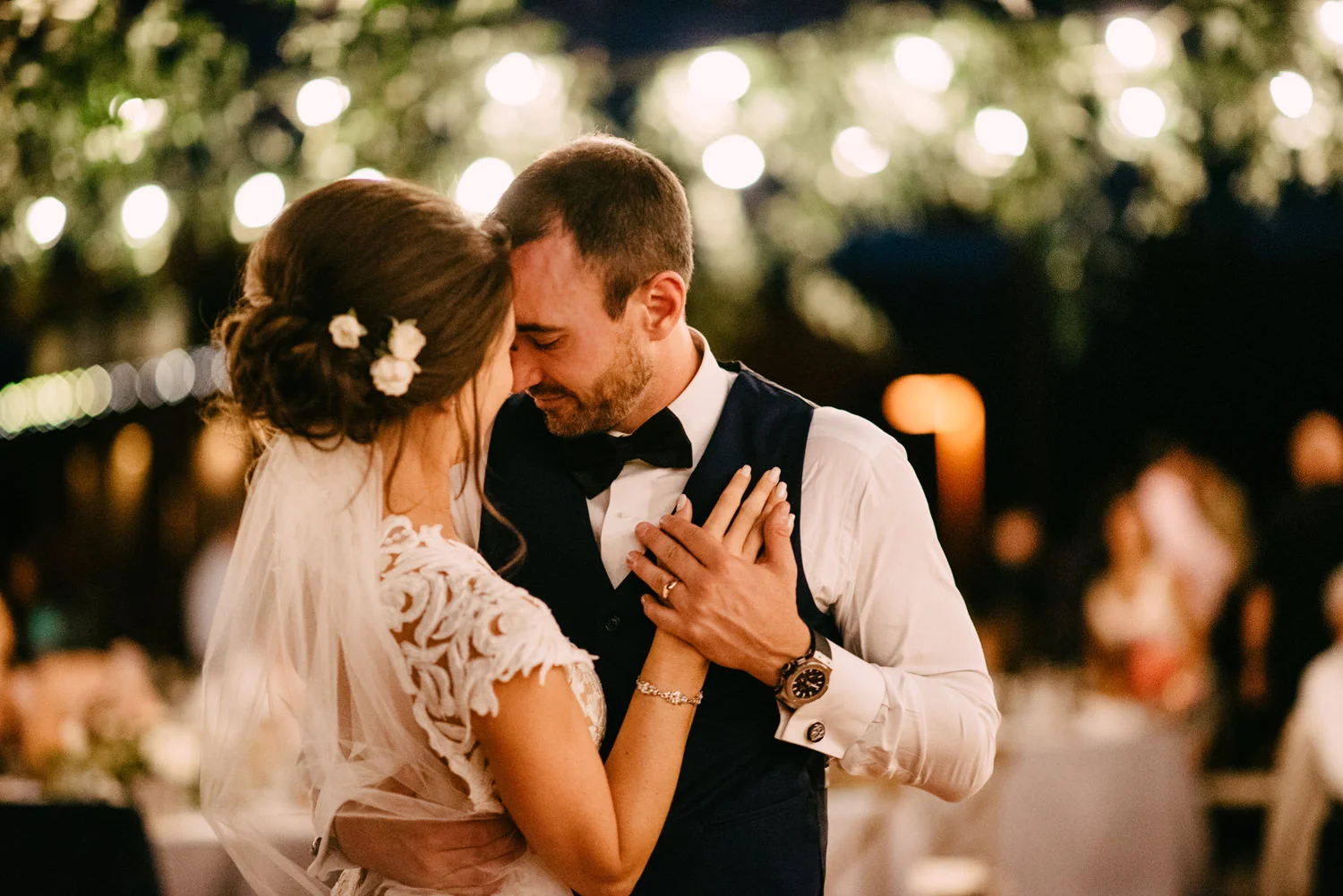315-bright-coral-wedding-with-sinclair-and-moore-at-suncadia-resort.jpg