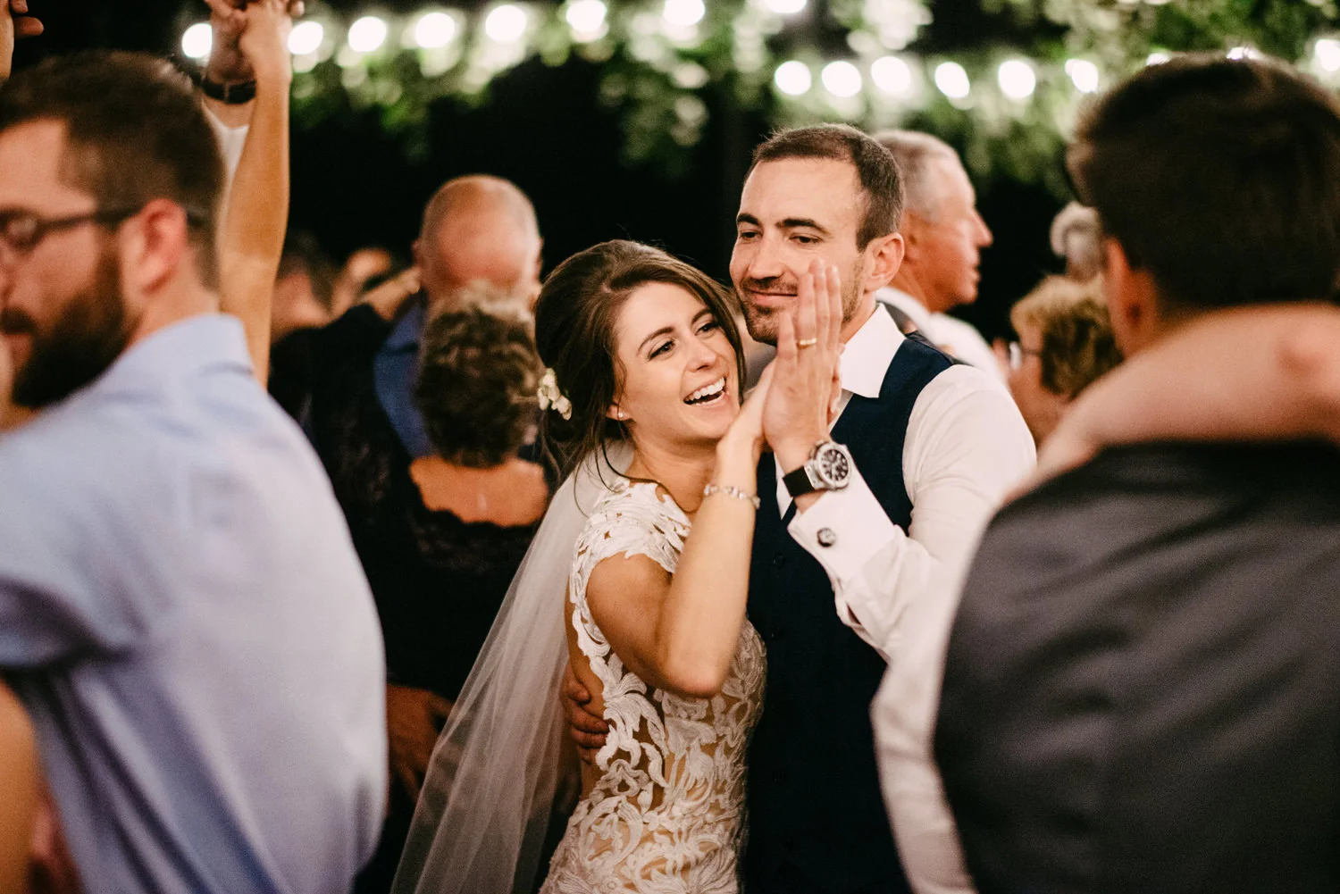 326-bright-coral-wedding-with-sinclair-and-moore-at-suncadia-resort.jpg