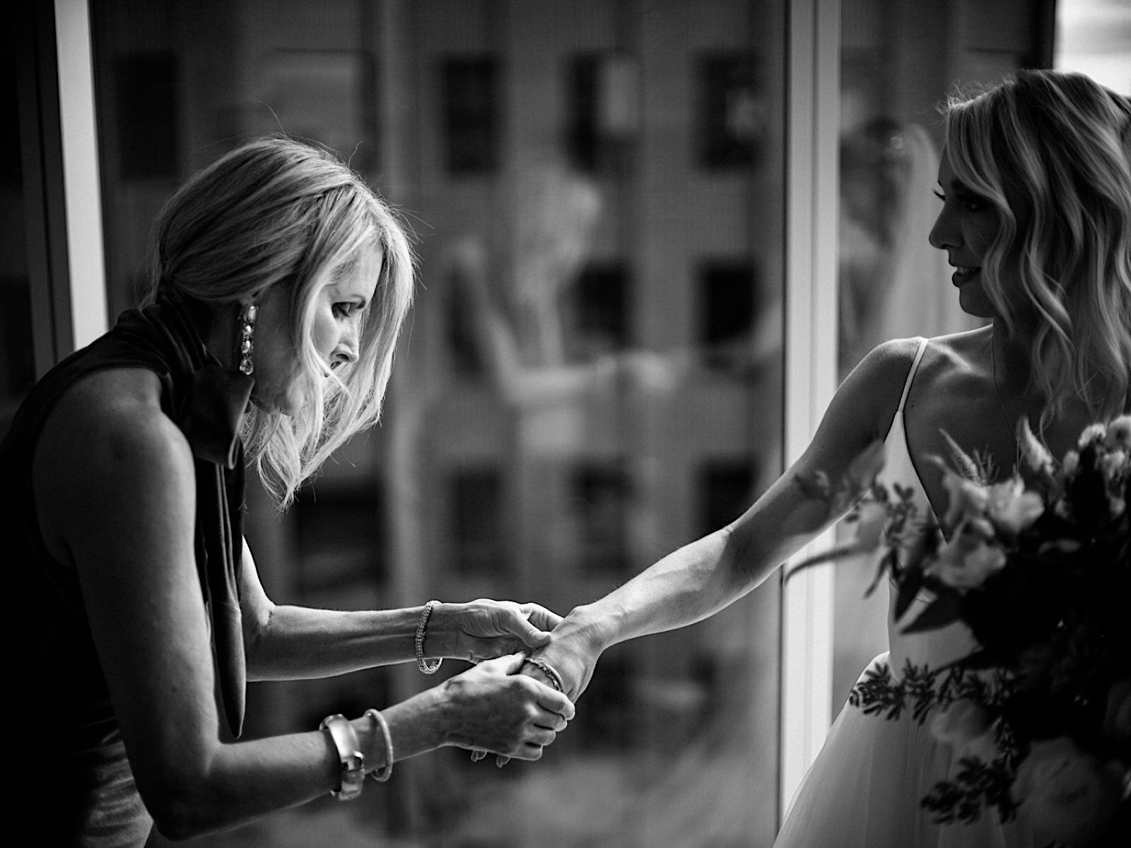 08_candid_downtown_seattle_Invitation_Wedding_photography_block_at_41_documentary.jpg