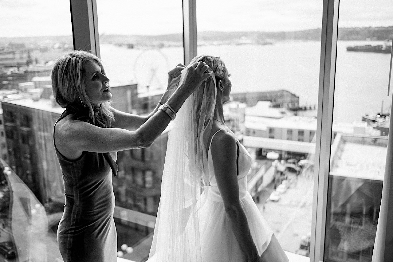 10_candid_downtown_seattle_Invitation_Wedding_photography_block_at_41_documentary.jpg