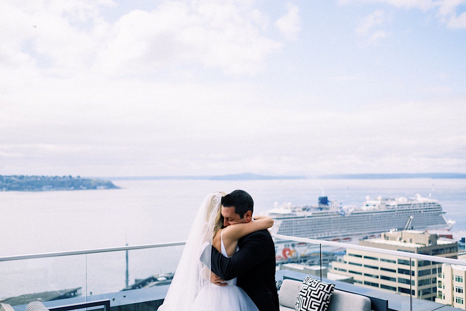 18_candid_downtown_seattle_Invitation_Wedding_photography_block_at_41_documentary.jpg