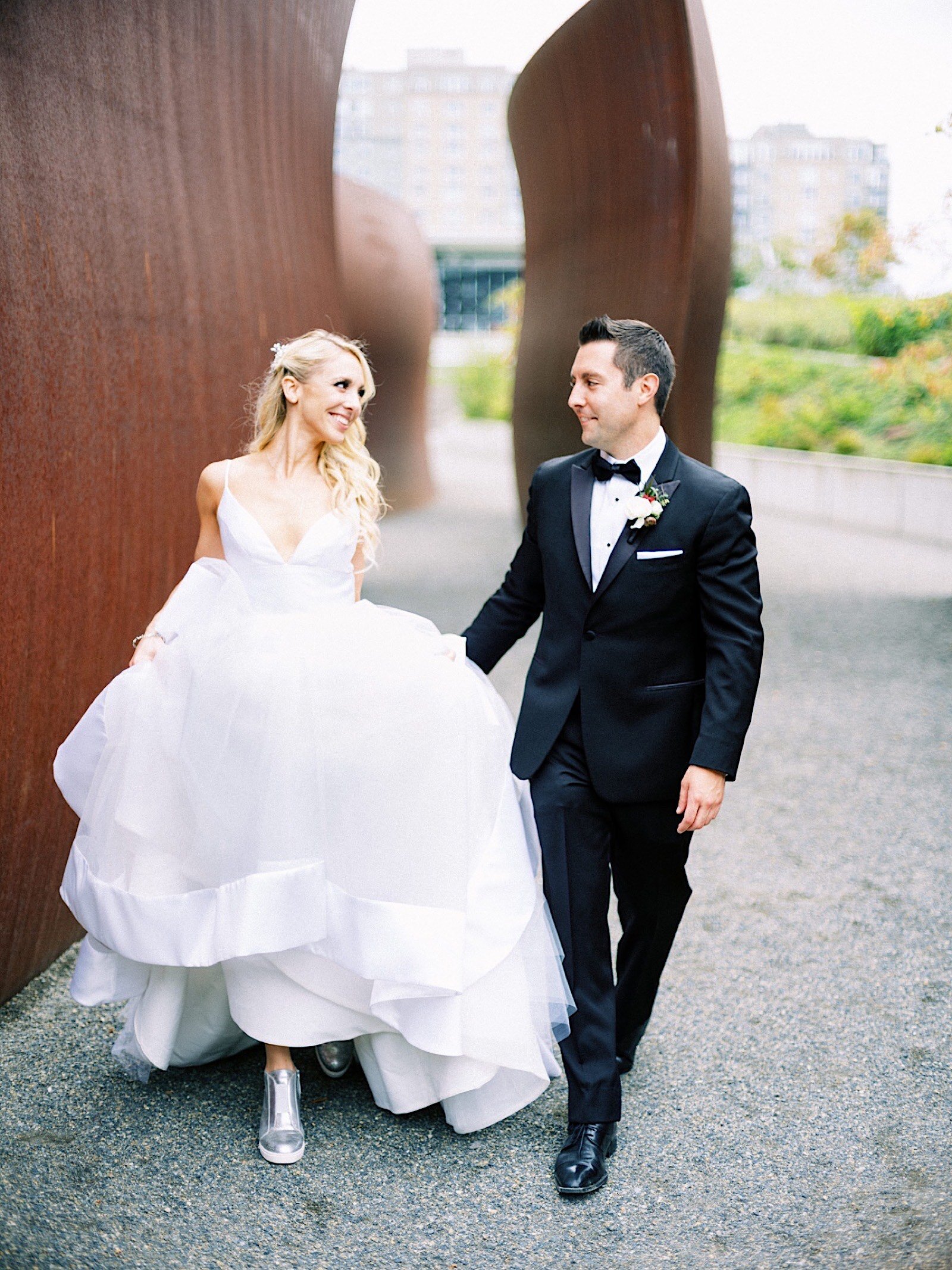 29_Olympic_sculpture_photographer_seattle_by_park_portraits_at_Wedding_best.jpg