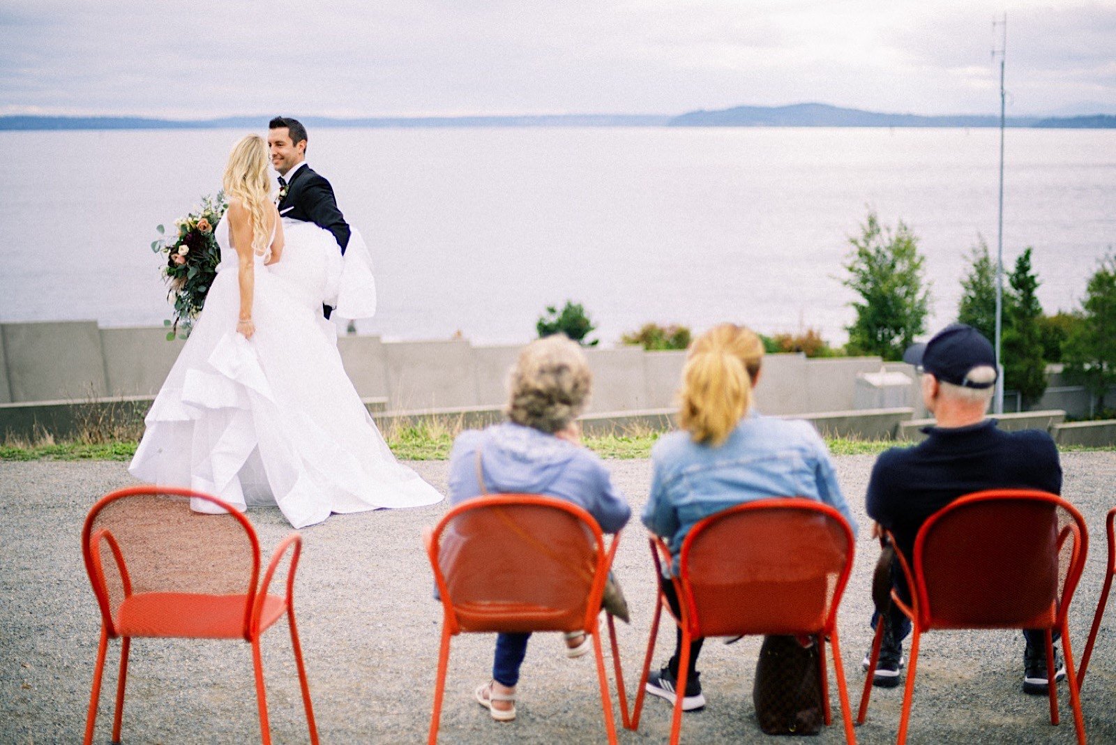 34_Olympic_sculpture_photographer_seattle_by_park_portraits_at_Wedding_best.jpg