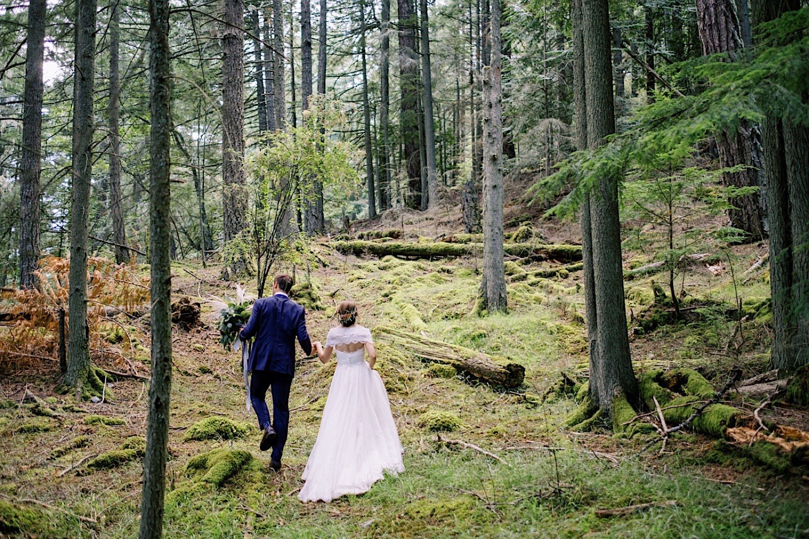 25_Island_and_mt._Wedding_park_portraits_at_Orcas_moran_state_constitution.jpg