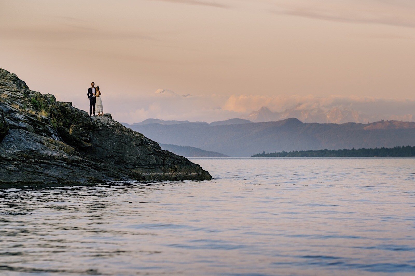 77_Island_On_mt._In_baker_Wedding_cliffside_With_portraits_Orcas_the_background.jpg