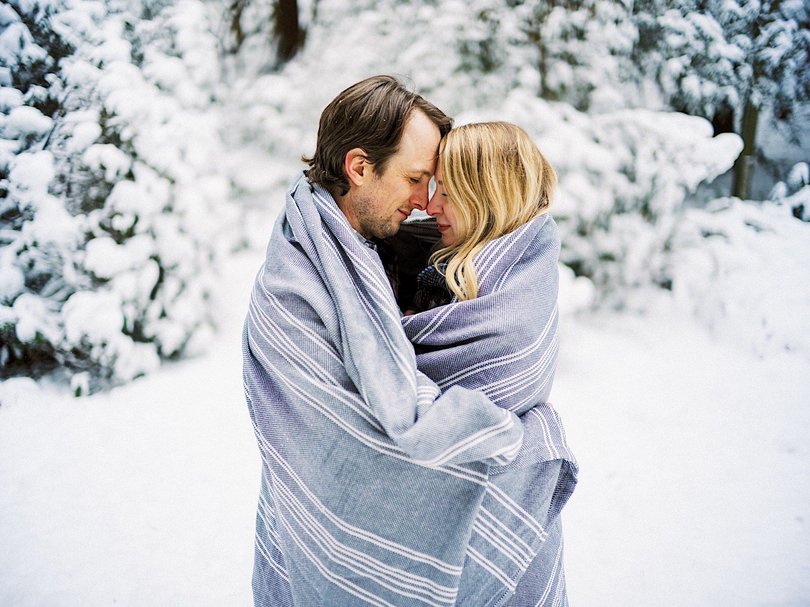 054_rachael-adam-engagements-40_photos_pnw_snowy_engagement.jpg